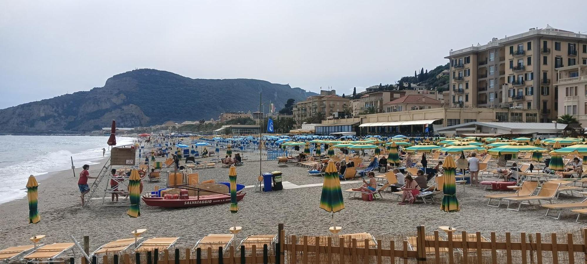 Piccolo Hotel Holiday Center فينالي ليغوري المظهر الخارجي الصورة